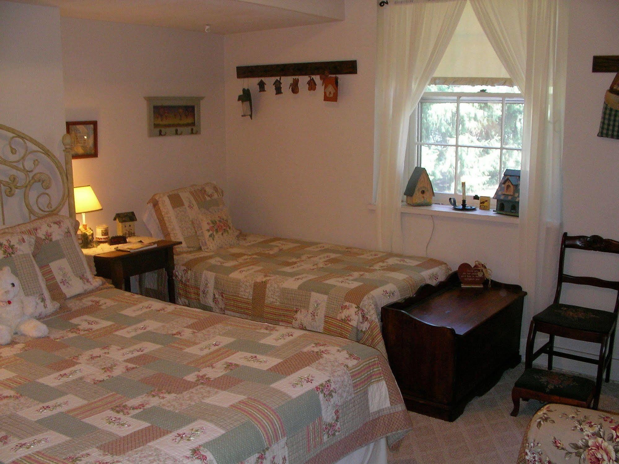 The Pines Of Dresden Bed and Breakfast Kamer foto