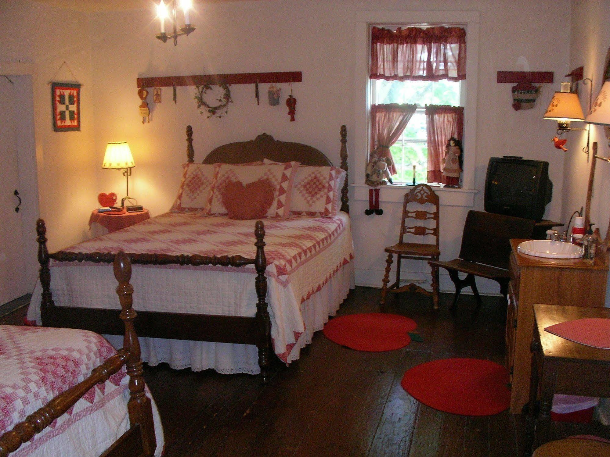 The Pines Of Dresden Bed and Breakfast Kamer foto