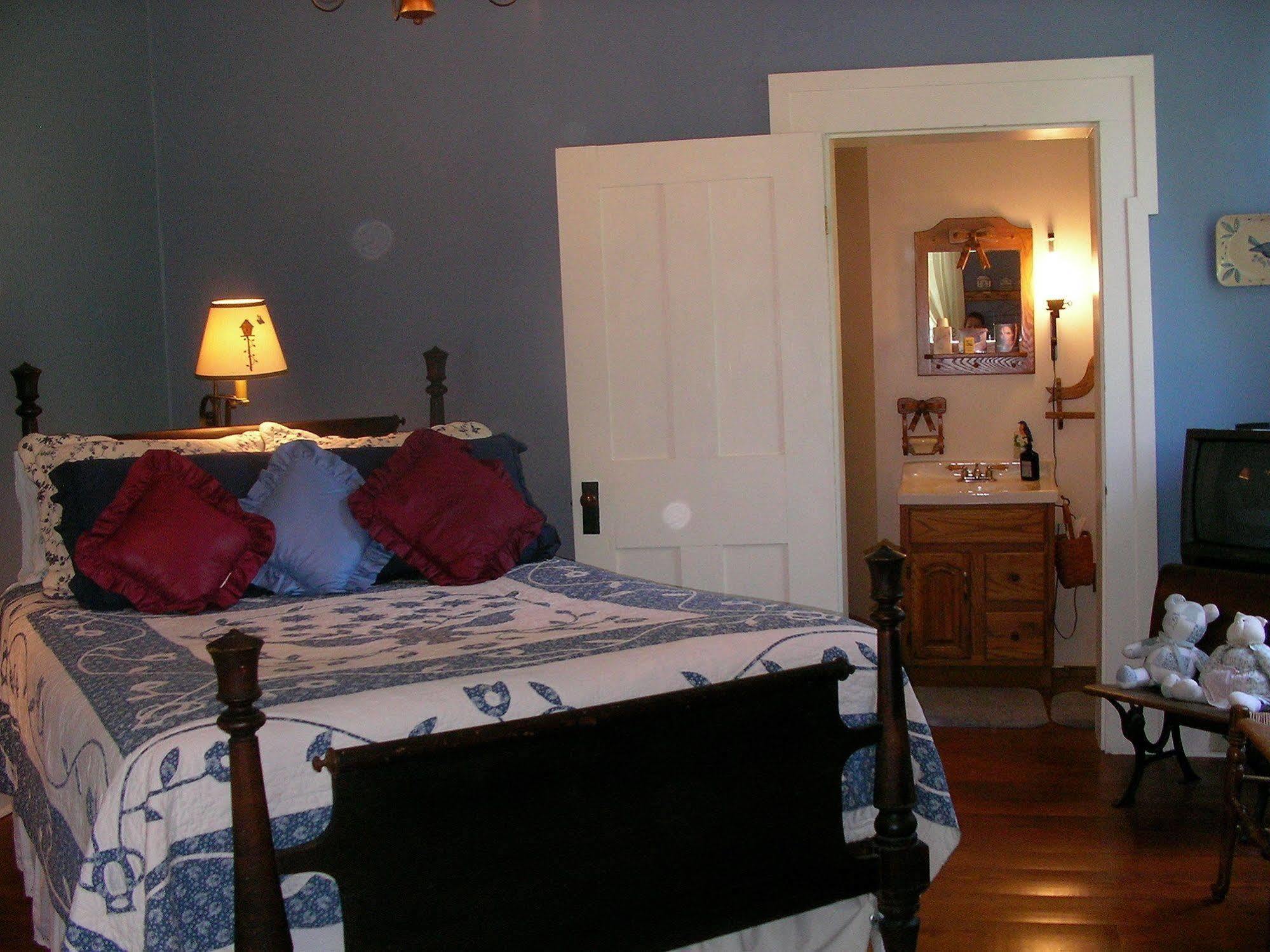 The Pines Of Dresden Bed and Breakfast Kamer foto
